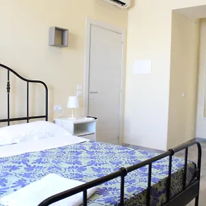 Elena House Neapol