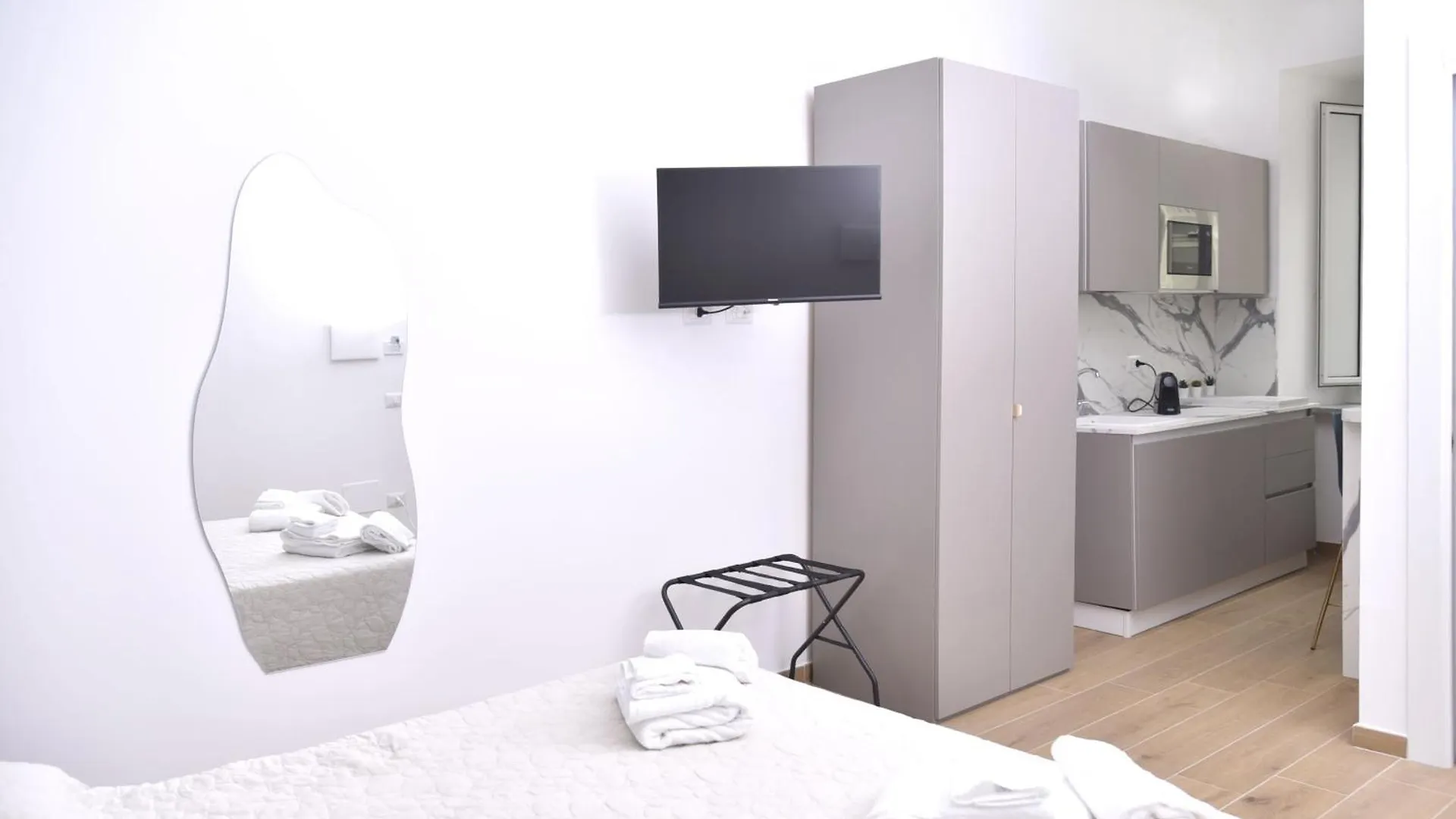 Rivieras House - Central Suites Naples Italy